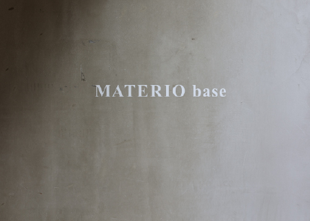 ▲下地となる壁面の色はグレーのモルタル